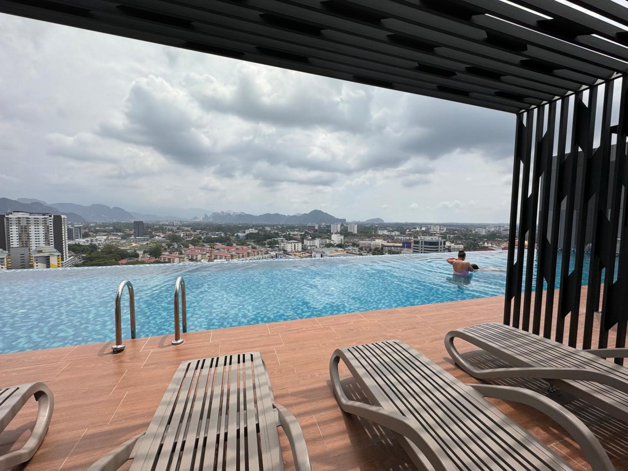 Apartment Horizon Skypool Town 4-11pax By Iwh Ipoh