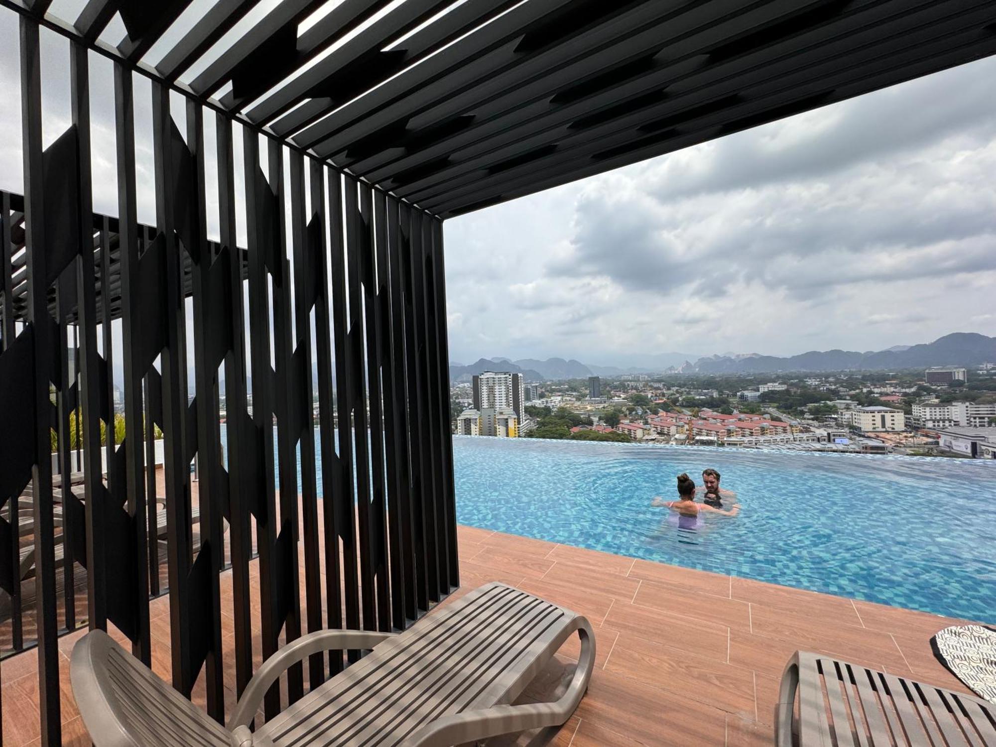 Horizon Skypool Town 4-11pax By Iwh Pangsapuri